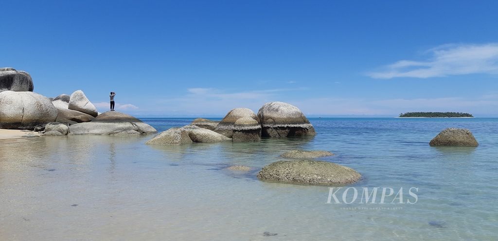Kawasan Pantai Batu Kasah di Kabupaten Natuna, Kepulauan Riau. Lokasi ini menjadi salah satu situs taman bumi (<i>geopark</i>) nasional.