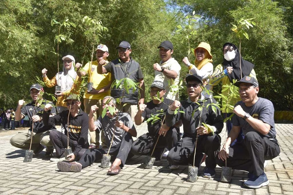 Penanaman pohon bersama Gubernur Kalimantan Selatan Sahbirin Noor (berdiri, ketiga dari kiri) di sekitar lokasi panggung utama kegiatan MTQ XXIX Nasional Tahun 2022 di Kiram Park, Kabupaten Banjar, Jumat (7/10/2022).