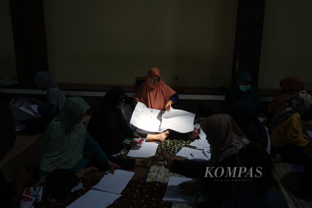 Warga bekerja sebagai tenaga penyortir dan pelipat surat suara Pemilu 2024 di Balai Desa Deyangan, Mertoyudan, Magelang, Jawa Tengah, Jumat (12/1/2024). 