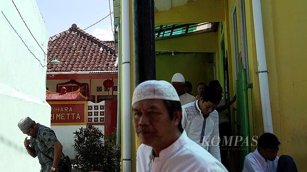 Rumah ibadah Masjid Al Amanah dan Wihara Girimetta di RT 002 RW 002 Kampung Paledang, Lengkong, Kota Bandung, Jawa Barat, berdiri berdekatan dengan damai, Jumat (12/5). Kerukunan dan toleransi beragama di kampung ini menjadi  bentuk contoh penghargaan terhadap kebinekaan di Indonesia.