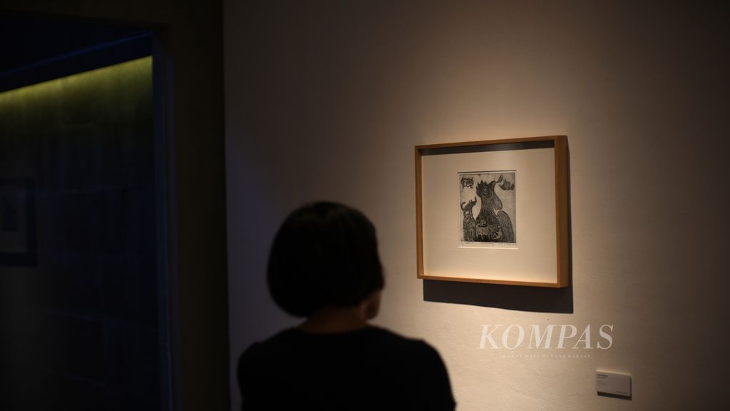 Pengunjung menikmati karya I Made Wiradana berjudul ”Cerita Binatang” dalam pameran<i></i>Earth, Nature & Human di Dia.Lo.Gue Artspace, Kemang, Jakarta Selatan, Selasa (7/11/2023). 