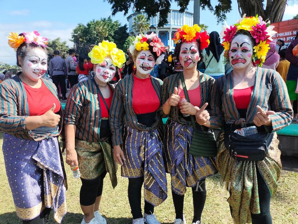 Sejumlah ibu lansia berdandan dan berpenamilan unik saat menjadi peserta tari Gugur Gunung di Alun-alun Magelang, Kamis (7/7/2022).