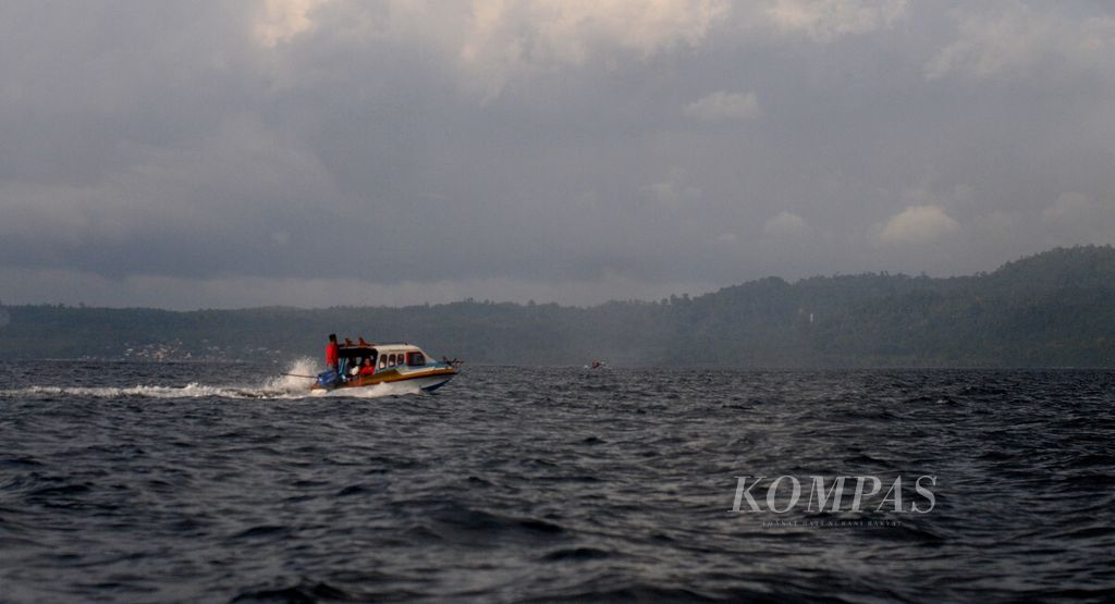 Perahu cepat yang menyeberang dari Ambon ke Pulau Haruku, Jumat (28/9/2018).
