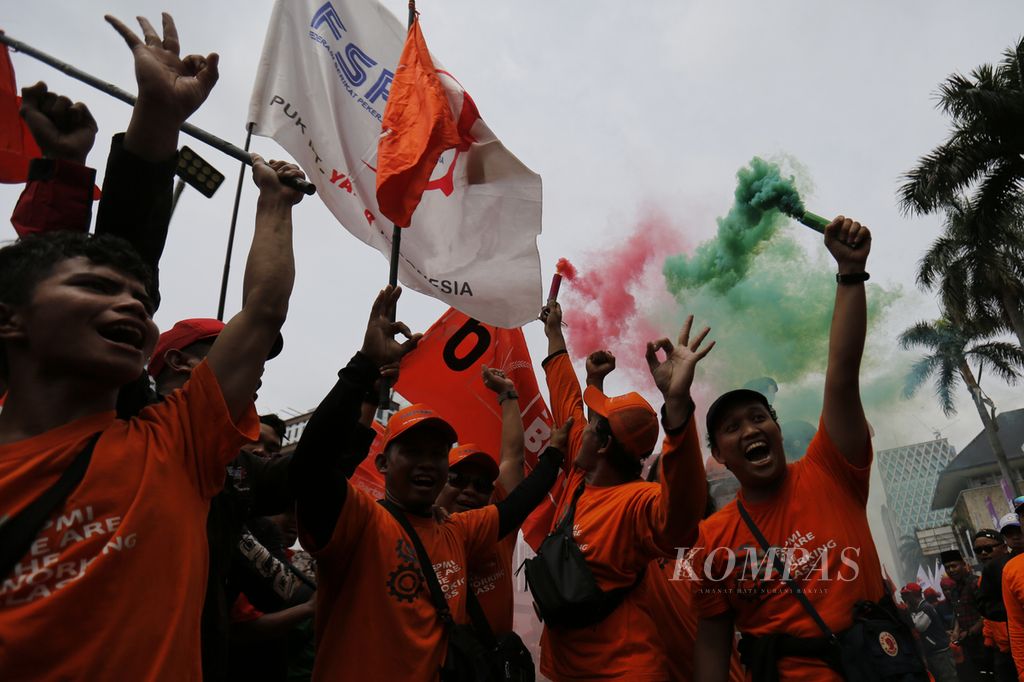 Buruh menggelar aksi damai saat merayakan Hari Buruh Internasional atau May Day di kawasan Patung Kuda, Jalan MH Thamrin, Jakarta, Senin (1/5/2023). Mereka, antara lain, menuntut pencabutan UU Cipta Kerja dan pengesahan RUU Perlindungan Pekerja Rumah Tangga.