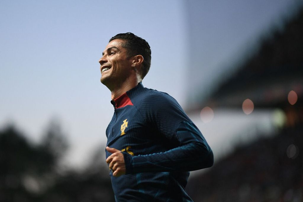 Cristiano Ronaldo, dalam arsip foto 27 September 2022, sedang melakukan pemanasan sebelum pertandingan Grup A Liga Nasional Eropa antara Portugal dan Spanyol di Stadion Municipal, Braga, Portugal. 