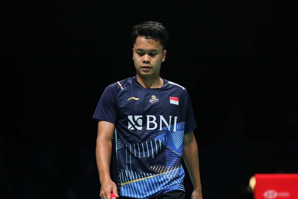 Ekspresi tunggal putra Indonesia, Anthony Sinisuka Ginting, dalam pertandingan perempat final Denmark Terbuka di Jyske Bank Arena, Odense, Jumat waktu setempat atau Sabtu (21/10/2023) dini hari waktu Indonesia. Anthony kalah dari Weng Hong Yang (China) dengan skor 15-21, 9-21.