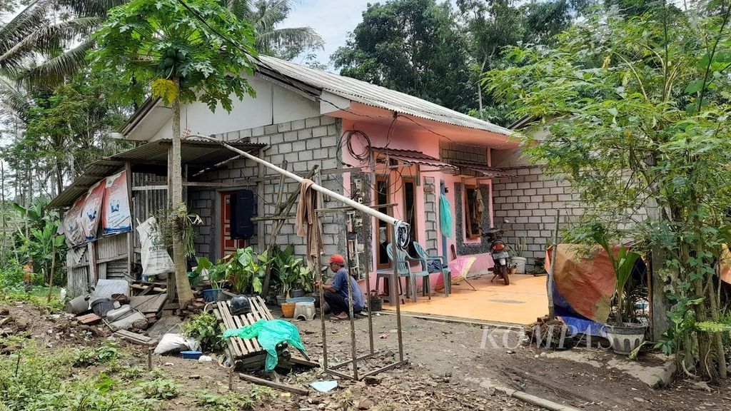 Kondisi rumah warga korban gempa Malang M 6,1 pada 10 April 2021 lalu yang rusak berat di lingkungan RT 004 RW 04 Dusun Kampung Dandang, Desa Pamotan, Kecamatan Dampit, Kabupaten Malang, Jawa Timur, kini telah dibangun kembali meski belum bisa seperti kondisi semula, sebagaimana diabadikan pada Rabu (8/2/2023)