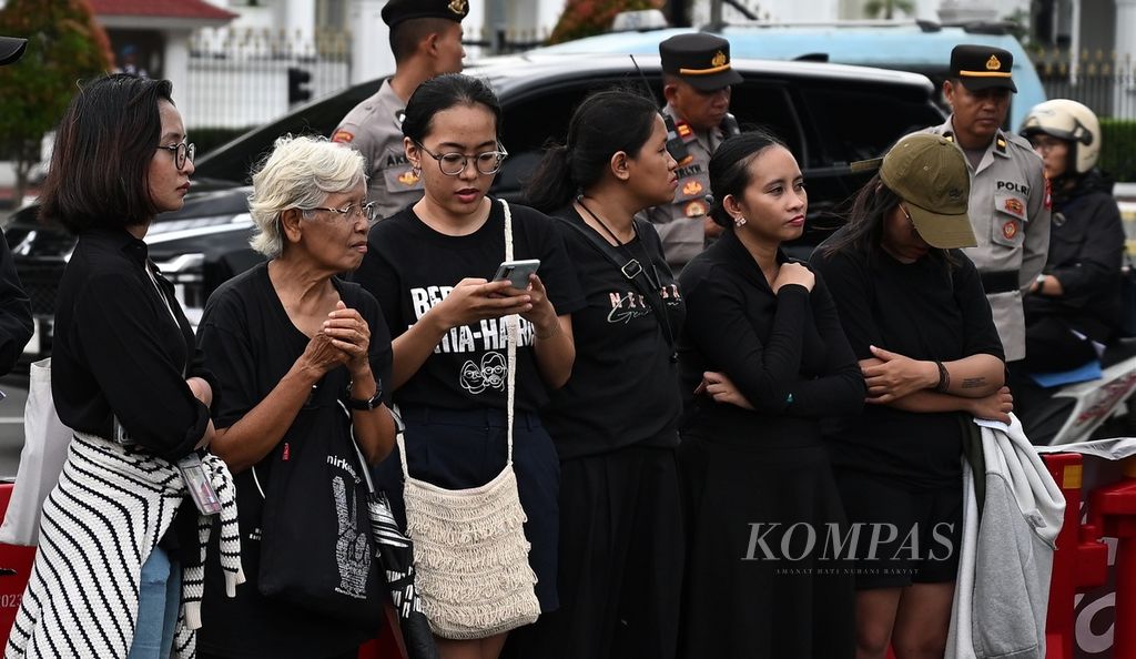Catarina Sumarsih (dua dari kiri) bersama aktivis masyarakat sipil lainnya mengikuti aksi Kamisan di seberang Istana Merdeka, Jakarta (7/3/2024). Dalam aksi Kamisan ke-808 sekaligus memperingati Hari Perempuan Internasional, mereka menyuarakan masih berulangnya kasus-kasus kekerasan terhadap perempuan yang diabaikan begitu saja.