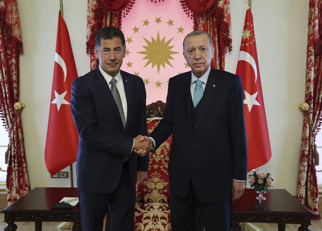 Kandidat presiden dari Koalisi ATA (Leluhur), Sinan Ogan (kiri), berjabat tangan dengan Presiden petahana dan kandidat presiden dari Aliansi Rakyat, Recep Tayyip Erdogan, di Istanbul, Turki, 19 Mei 2023. 