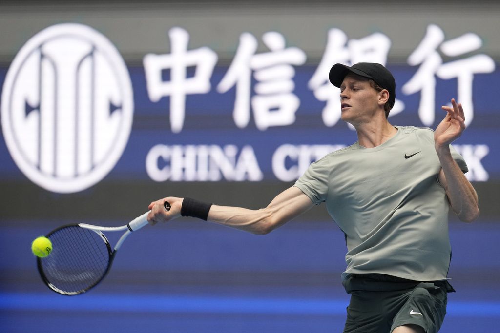 Petenis Italia, Jannik Sinner, mengembalikan bola ke petenis Chile, Nicolas Jarry, dalam turnamen China Terbuka di Beijing, Kamis (26/9/2024). Sinner menang dengan skor 4-6, 6-3, 6-1.