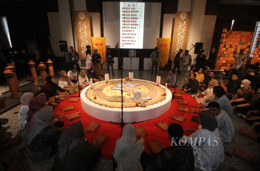 Sejumlah seniman bersiap menampilkan Rampak Genteng dalam penutupan Musyawarah Perencanaan Pembangunan (Musrenbang) Kebudayaan di Gedung Kementerian Perencanaan Pembangunan Nasional (PPN)/Bappenas, Jakarta, Minggu (29/10/2023). Musrenbang ini merupakan bagian dari Pekan Kebudayaan Nasional (PKN) 2023.