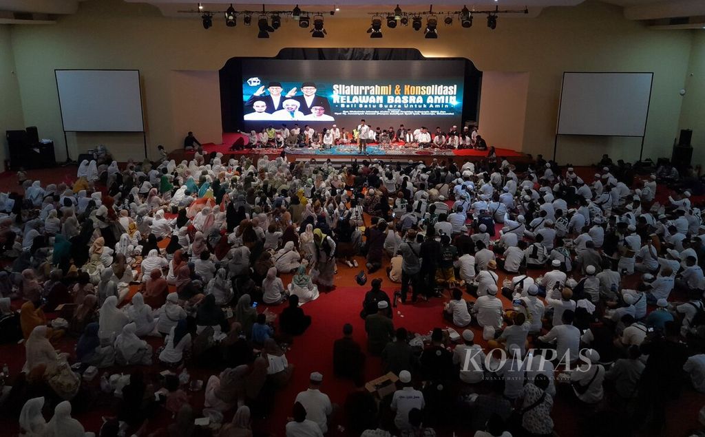Calon wakil presiden nomor urut 1, Abdul Muhaimin Iskandar (tengah), memberikan orasi politiknya dalam acara silaturahmi dan konsolidasi sukarelawan Bali Satu Suara (Basra) Amin di Kuta, Kabupaten Badung, Bali, Jumat (26/1/2024).