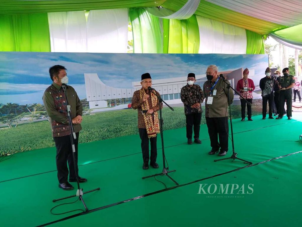 Wakil Presiden Ma’ruf Amin saat menyampaikan keterangan pers seusai peletakan batu pertama pembangunan Masjid Bank Sumsel Babel di Palembang, Sumatera Selatan, Rabu (7/9/2022).
