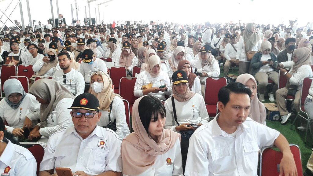 Para kader di tingkat DPD dan DPC Partai Gerindra saat konsolidasi akbar Partai Gerindra se-Tangerang Raya di Lapangan Ahmad Yani, Kota Tangerang, Minggu (9/7/2023). 