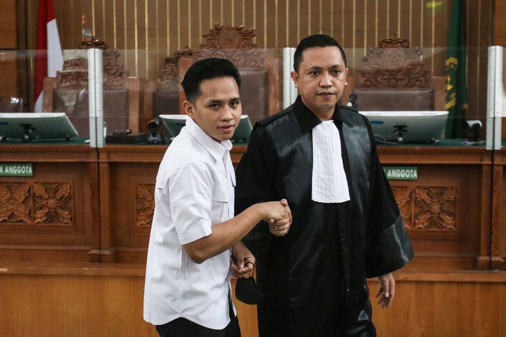 Richard Eliezer atau Bharada E (kiri) didampingi kuasa hukumnya, Ronny Talapessy (kanan), menghampiri orangtuanya sebelum persidangan dimulai di Pengadilan Negeri Jakarta Selatan, Kamis (5/1/2023). 
