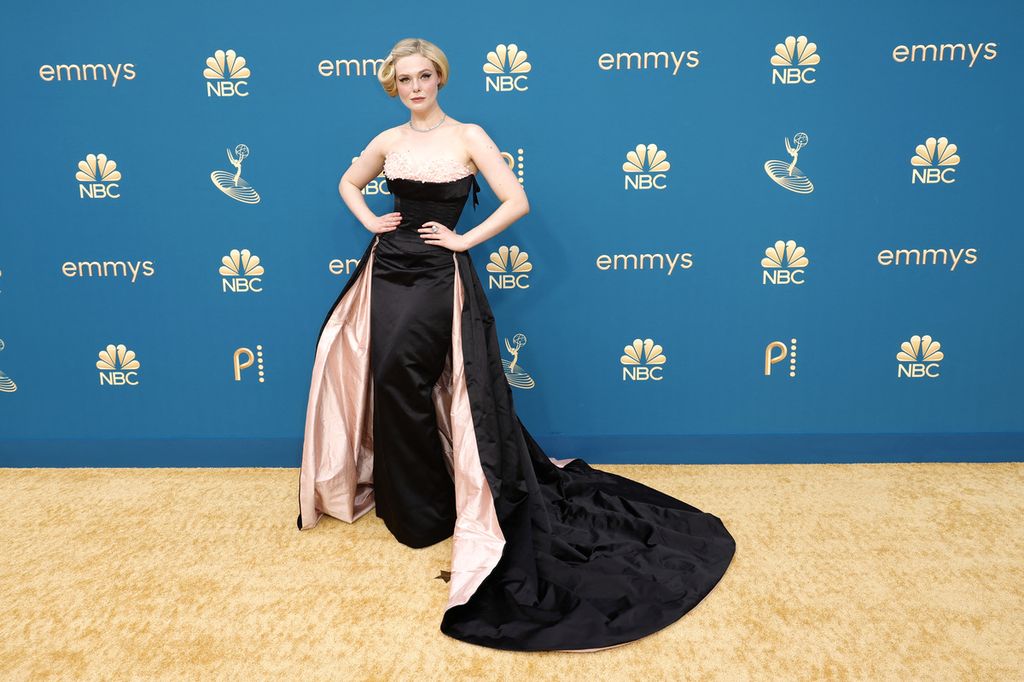 Aktris Elle Fanning menghadiri Primetime Emmy Awards ke-74 di Microsoft Theater, Los Angeles, Amerika Serikat, Senin (12/9/2022).