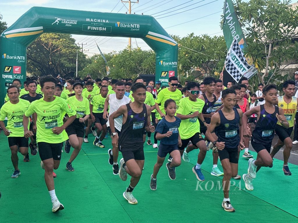 Para pelari melewati garis start pada kegiatan Lebarun yang berlangsung di kawasan Pantai Loang Baloq, Kota Mataram, Nusa Tenggara Barat, Minggu (21/4/2024). 