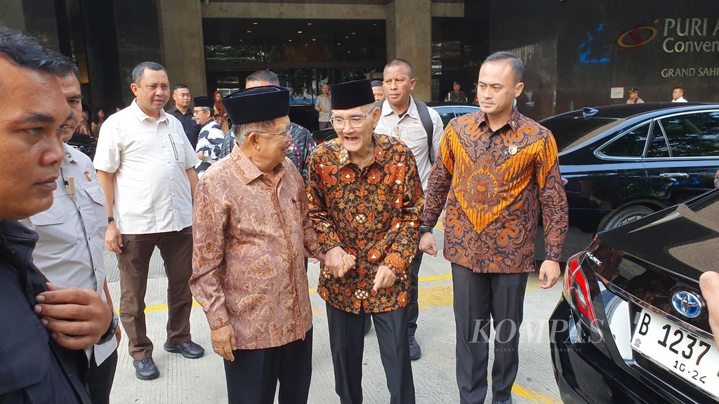 Wakil Presiden kesepuluh dan keduabelas Jusuf Kalla menggandeng Wapres keenam Try Sutrisno seusai menghadiri Halalbihalal Majelis Ulama Indonesia (MUI) di Jakarta, Selasa (7/5/2024).