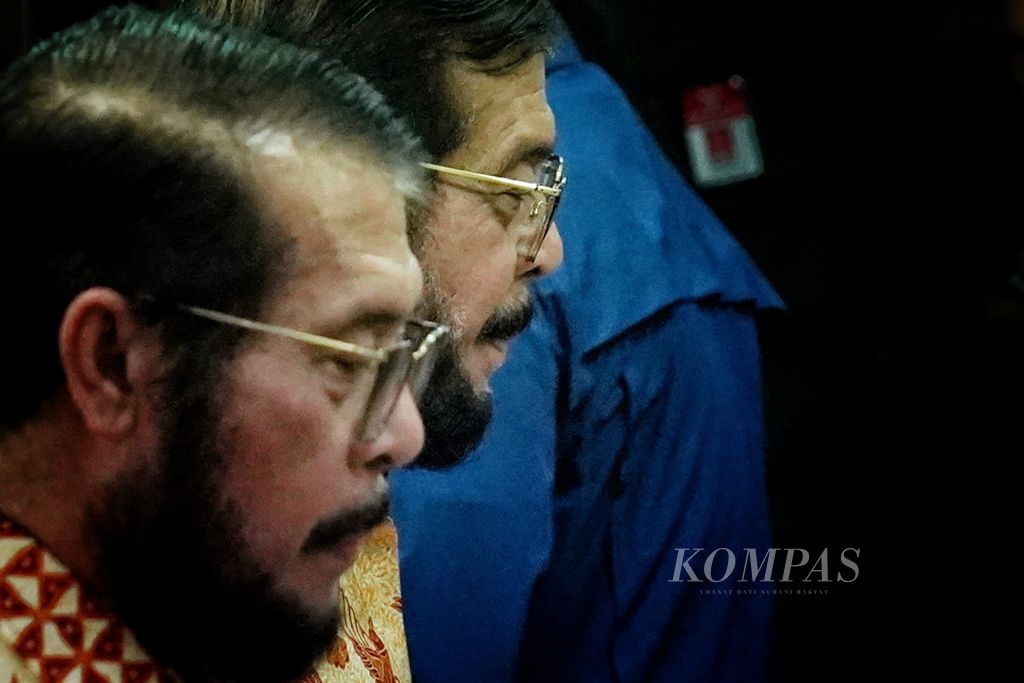 Ketua Mahkamah Konstitusi Anwar Usman dan bayangannya di kaca cermin lift seusai memenuhi panggilan Sidang Etik dengan agenda pemeriksaan dirinya sebagai terlapor oleh Majelis Kehormatan MK di Gedung 2 Mahkamah Konstitusi, Jakarta, Selasa (31/10/2023). 