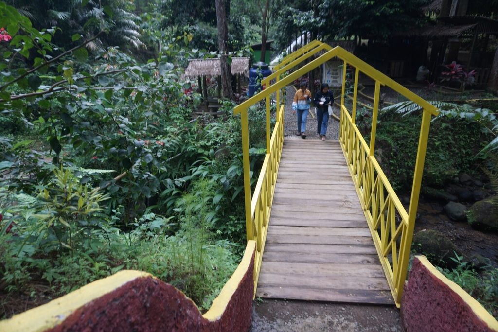 Pengunjung melintasi jembatan di Obyek Wisata Antap di Desa Cikakak, Wangon, Banyumas, Jawa Tengah, Sabtu (11/6/2022).