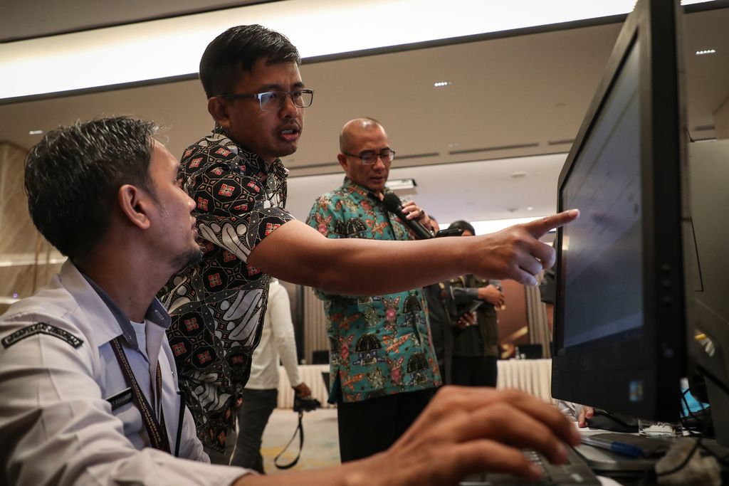 Anggota Komisi Pemilihan Umum, Idham Holik (tengah), memberikan arahan kepada petugas verifikasi administrasi bakal calon anggota DPR di Hotel Gran Melia, Jakarta, Senin (29/5/2023). 