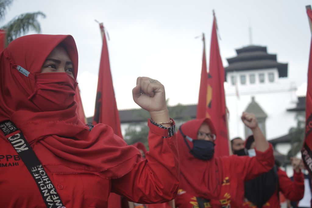 Sejumlah pekerja mendengarkan orasi di depan Gedung Sate, Kota Bandung, Jawa Barat, Sabtu (1/5/2021). Sebanyak lebih dari 300 massa pekerja melaksanakan aksi dalam memperingati Hari Buruh dengan mengajukan sejumlah tuntutan, salah satunya pemenuhan THR.