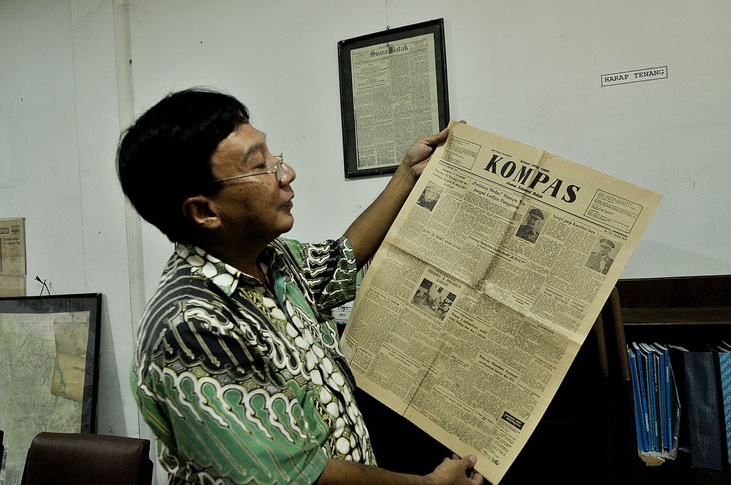 Sejarawan Ichwan Azhari menunjukkan koleksi koran kunonya, di Medan, Jumat (12/9/2014). Dia memburu koran-koran kuno sampai Jerman dan Belanda.