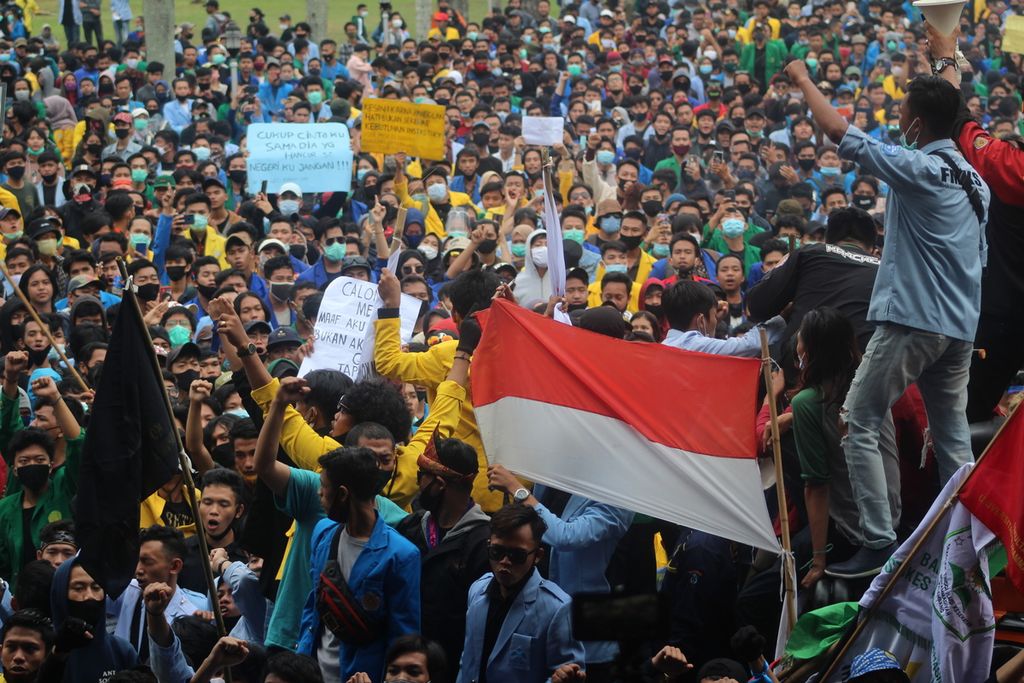 Ribuan mahasiswa dan buruh berkumpul di halaman Kantor DPRD Sumatera Selatan di Palembang, Kamis (8/10/2020). Mereka menuntut DPRD Sumsel menyampaikan aspirasi mereka menolak RUU Cipta Kerja. Mereka menilai RUU ini merugikan buruh.