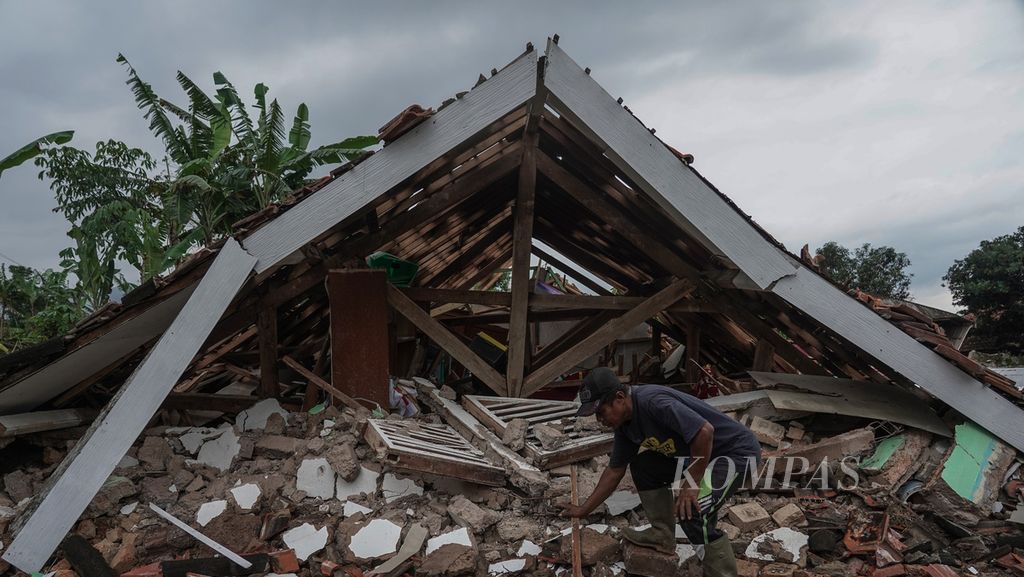 Atap SD Negeri Sukamaju I, Kampung Pangkalan, Desa Benjot, Kecamatan Cugenang, Kabupaten Cianjur, Jawa Barat, yang ambruk akibat gempa pada 24 November 2022.  