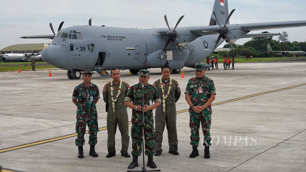 Wakil Kepala Staf TNI AU Marsekal Madya Agustinus Gustaf Brugman (tengah) saat memberi pidato sambutan kehadiran pesawat C-130J-30 Super Hercules A-1339 TNI AU saat tiba di Landasan Udara Halim Perdanakusuma, Jakarta, Senin (6/3/2023). 
