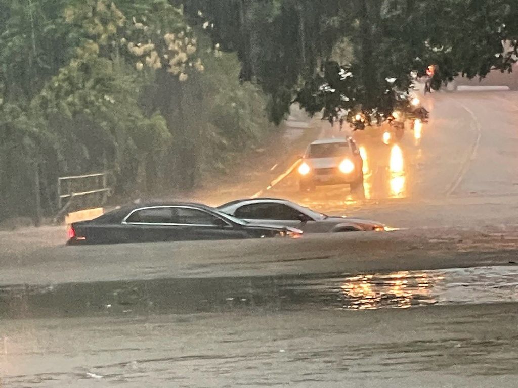 Foto pada 22 Agustus 2022 menunjukkan mobil-mobil yang terendam banjir di sebuah ruas jalan yang banjir di Dallas, Texas, Amerika Serikat. 