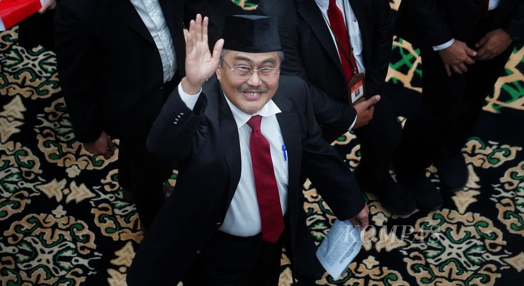 Pimpinan sidang etik Majelis Kehormatan Mahkamah Konstitusi, Jimly Asshiddiqie, melambaikan tangan kepada para jurnalis seusai Sidang Pembacaan Putusan Etik yang digelar Majelis Kehormatan Mahkamah Konstitusi di Gedung Mahkamah Konstitusi, Jakarta, Selasa (7/11/2023).