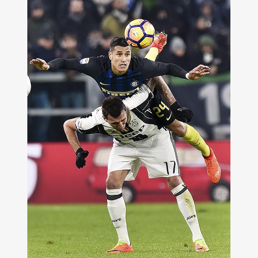 Penyerang Juventus, Mario Mandzukic (bawah), berebut bola dengan bek Inter Milan, Jeison Murillo, pada laga Liga Italia di Turin, Senin (6/2) dini hari WIB.