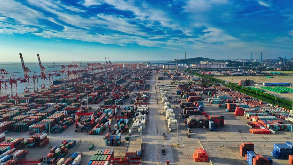 Foto udara yang diambil pada 10 Agustus 2023 ini menunjukkan derek dan kontainer pengiriman di Pelabuhan Yingkou di Provinsi Liaoning, timur laut China. 