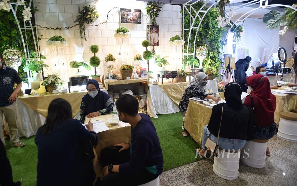 Pengunjung berkonsultasi di salah satu stan Pameran Wedding Surabaya Asosiasi Pengusaha Perlengkapan Pernikahan (AP3) di Tunjungan Plaza, Surabaya, Jawa Timur, Minggu (7/3/2021).  