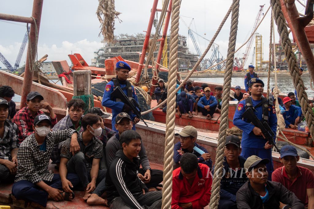 Personel Polair menjaga 39 awak kapal Vietnam saat konferensi pers terkait penangkapan ikan secara ilegal oleh kapal asing di Batam, Kepulauan Riau, Rabu (25/10/2023).