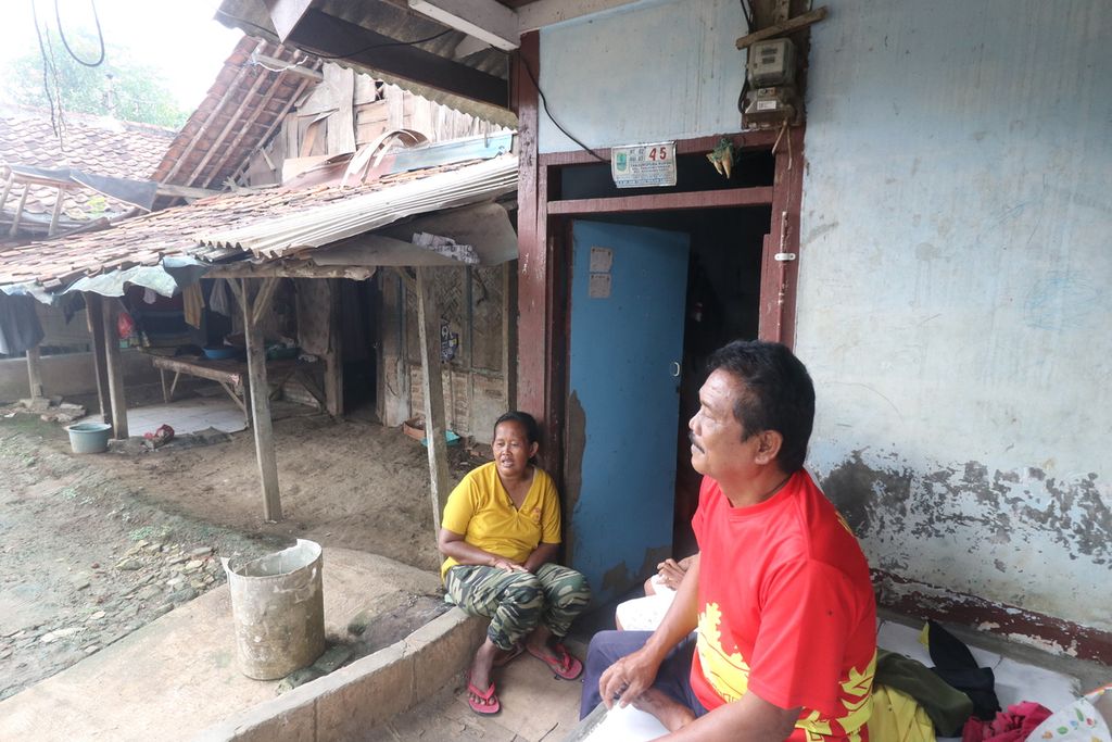 Resident of Tanjungmekar Village, West Karawang District, Karawang Regency, West Java Ahmad Muslim when interviewed by Kompas on Saturday (4/2/2023). The location of his house on the banks of the Citarum River is often hit by floods.