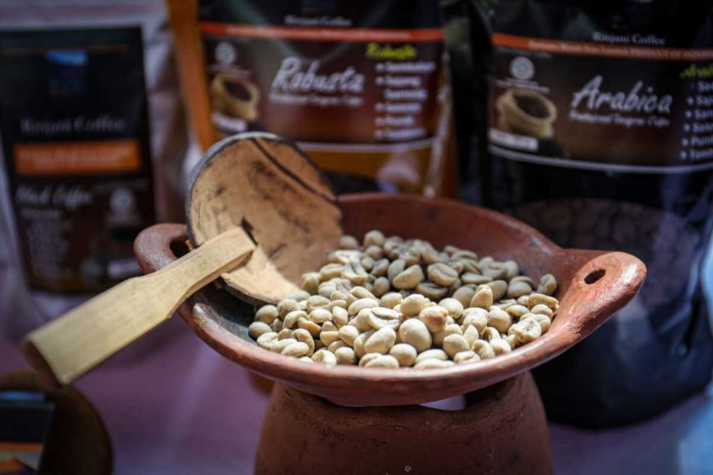 Biji kopi robusta Lombok menjadi salah satu produk unggulan <i>go internasional</i> melalui penyelenggaraan MotoGP. Kopi ini merupakan hasil petani yang tergabung dalam asosiasi petani kopi di Lombok, Nusa Tenggara Barat, seperti diperlihatkan pada Rabu (26/1/2022). 