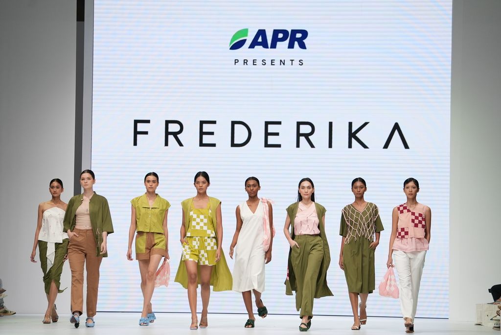 Karya desainer Frederika dengan dukungan Asia Pacific Rayon yang tampil di Jakarta Fashion Week pada Minggu (30/10/2022).  
