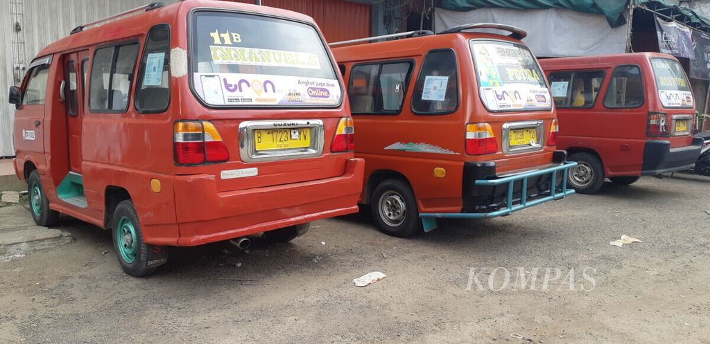 Sejumlah angkot daring berbasis aplikasi tengah diparkirkan pemgemudinya, di dekat Jalan Raya Cut Metia, Kota Bekasi, Jawa Barat, pada Selasa (8/5/2019).