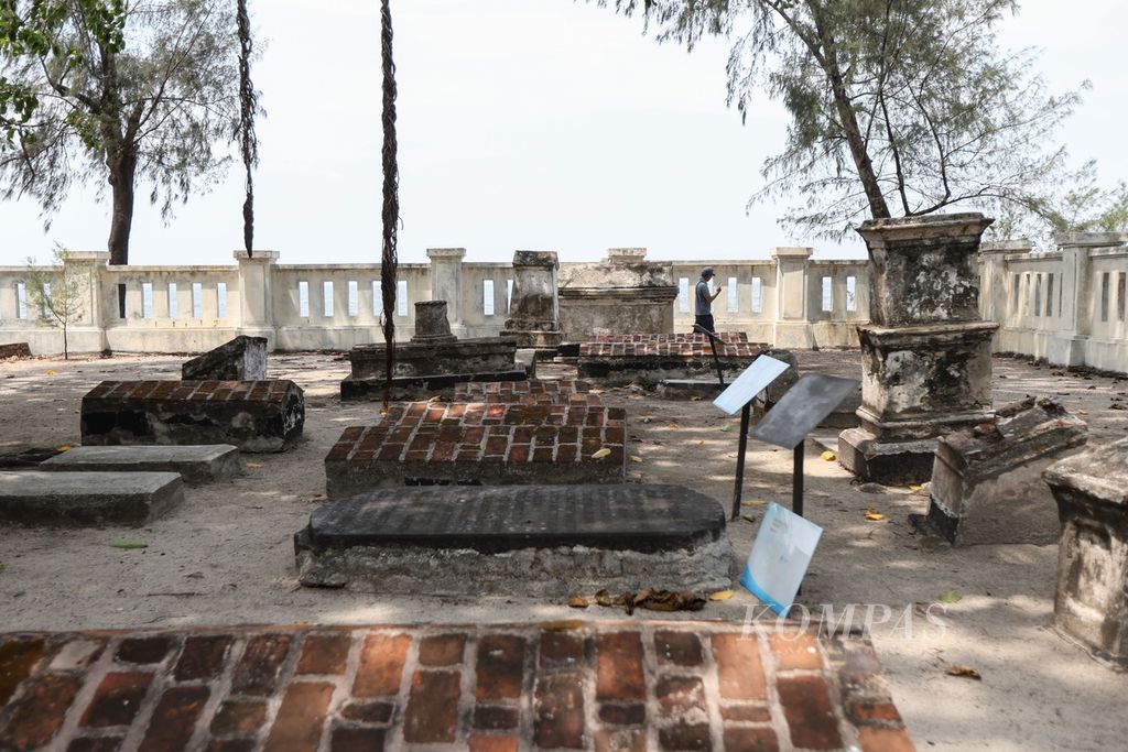 Pengunjung mengamati kuburan-kuburan di kompleks pemakaman Belanda di Pulau Onrust, Kepulauan Seribu, DKI Jakarta, Rabu (15/11/2023). 