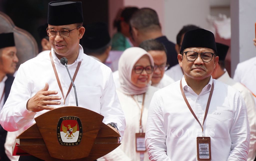 Pasangan bakal calon presiden dan bakal calon wakil presiden Anies Baswedan dan Muhaimin Iskandar menggelar konferensi seusai mendaftar Pilpres 2024 di kantor Komisi Pemilihan Umum, Jakarta, Kamis (19/10/2023). 