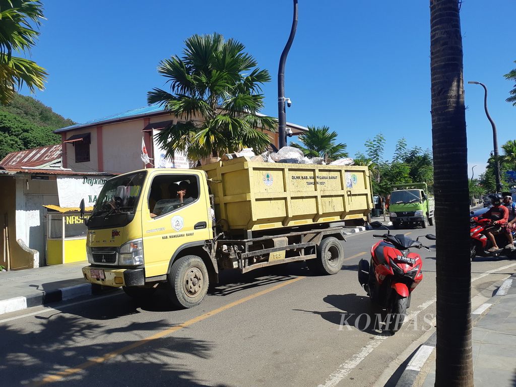 Truk sampah melintasi Jalan Soekarno-Hatta, pusat kota Labuan Bajo, Kabupaten Manggarai Barat, Nusa Tenggara Timur, Kamis (4/5/2023).