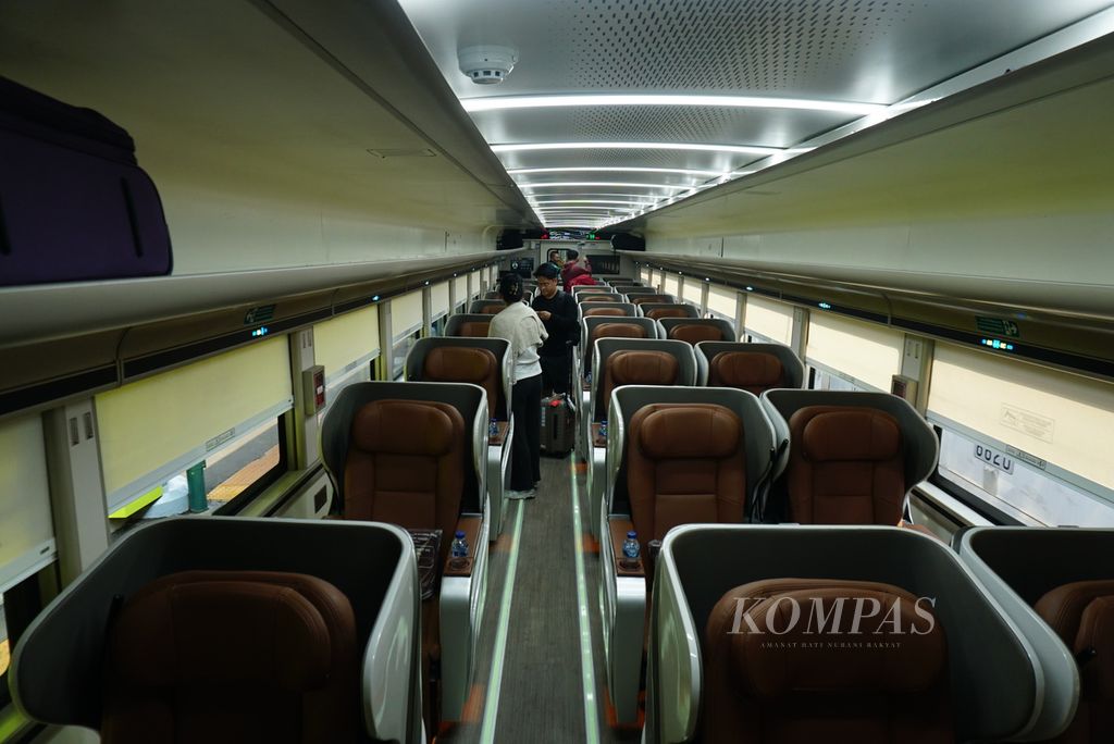 Penumpang mencari tempat duduk di gerbong Luxury Kereta Api Argo Dwipangga di Stasiun Gambir, Jakarta Pusat, Rabu (27/12/2023). Sejak 13 Desember 2023, kereta api tersebut memakai tiga gerbong kelas Luxury New Generation buatan PT INKA yang masing-masing berkapasitas 26 penumpang.