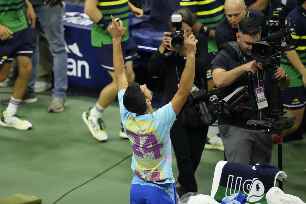 Petenis Serbia Novak Djokovic menunjukkan kaus untuk menghormati Kobe Bryant setelah mengalahkan petenis Rusia Daniil Medvedev di partai final Amerika Serikat Terbuka di New York, 10 September 2023.