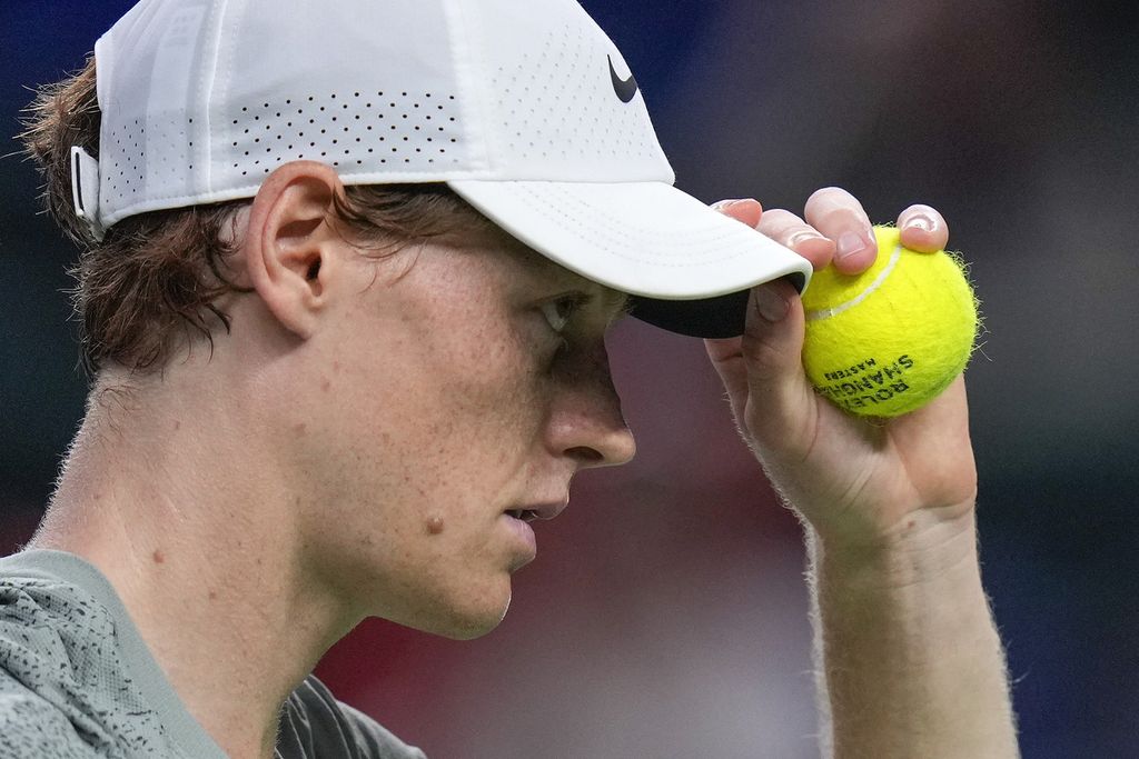 Petenis Italia, Jannik Sinner, saat bertanding melawan petenis Ceko, Tomas Machac, pada semifinal ATP Masters 1000 Shanghai, Sabtu (12/10/2024). Sinner memastikan diri menjadi petenis nomor satu dunia akhir tahun dengan mengalahkan Machac.