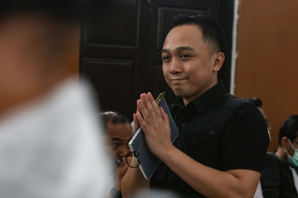 Terdakwa Ricky Rizal memberikan salam ke arah wartawan di Pengadilan Negeri Jakarta Selatan, Senin (2/1/2022). Pengadilan Negeri Jakarta Selatan kembali menggelar sidang lanjutan kasus pembunuhan berencana terhadap Nofriansyah Yosua Hutabarat atau Brigadir J dengan terdakwa Kuat Maruf dan Ricky Rizal.