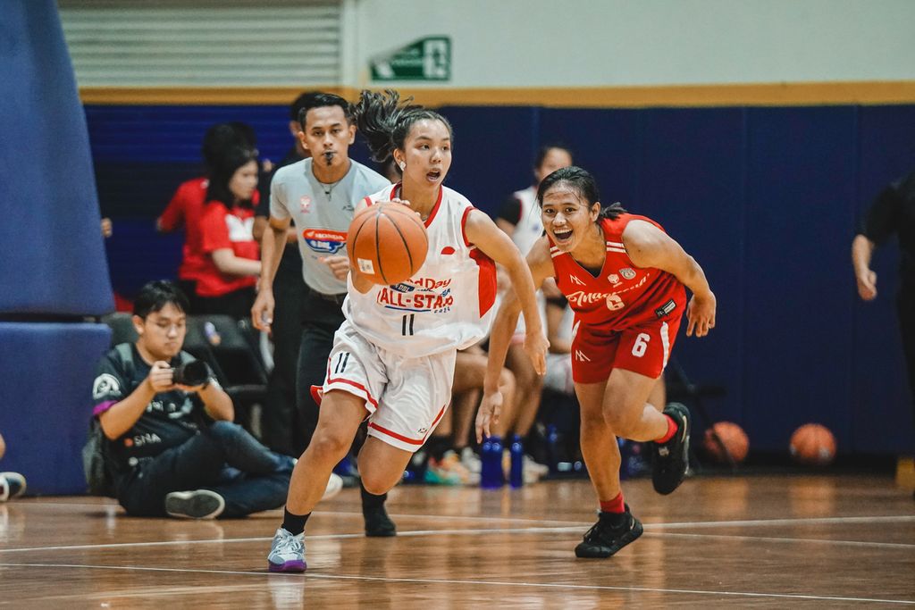 <i>Point guard</i> tim elite Kopi Good Day DBL Indonesia All-Star 2024, Keira Ammabel Hadinoto, dari SMAN 70 Jakarta (kiri) saat menjalani <i>scrimmage game</i> dengan timnas basket putri U18 di DBL Academy Pakuwon Mall Surabaya Barat, Kamis (13/6/2024).