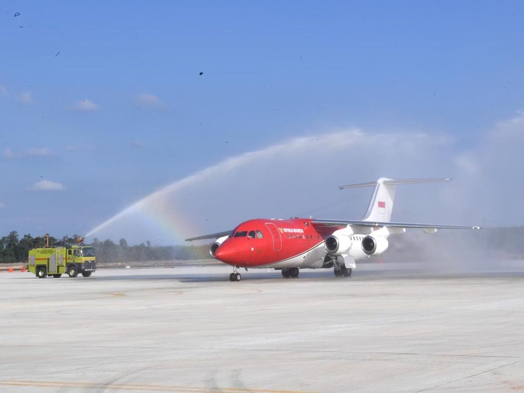 Pesawat kepresidenan RJ85 mendarat perdana di Bandara IKN, Kalimantan Timur, Selasa (24/9/2024).