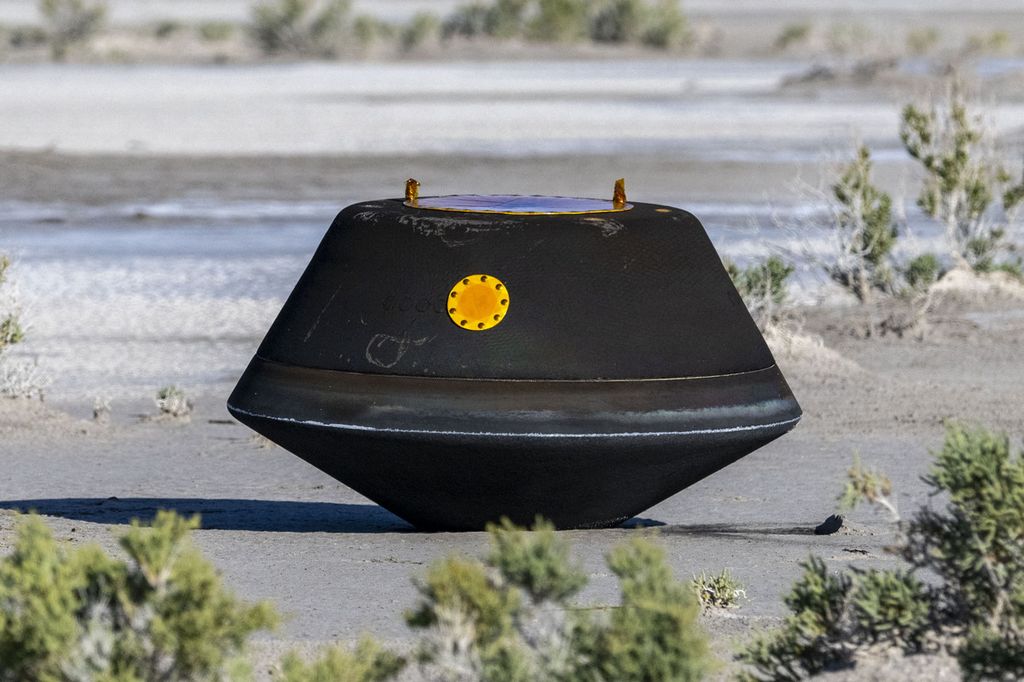 Kapsul berisi sampel asteroid Bennu mendarat di gurun di Tempat Uji dan Pelatihan Departemen Pertahanan Amerika Serikat di Dugway, Utah, AS, Minggu (24/9/2023).